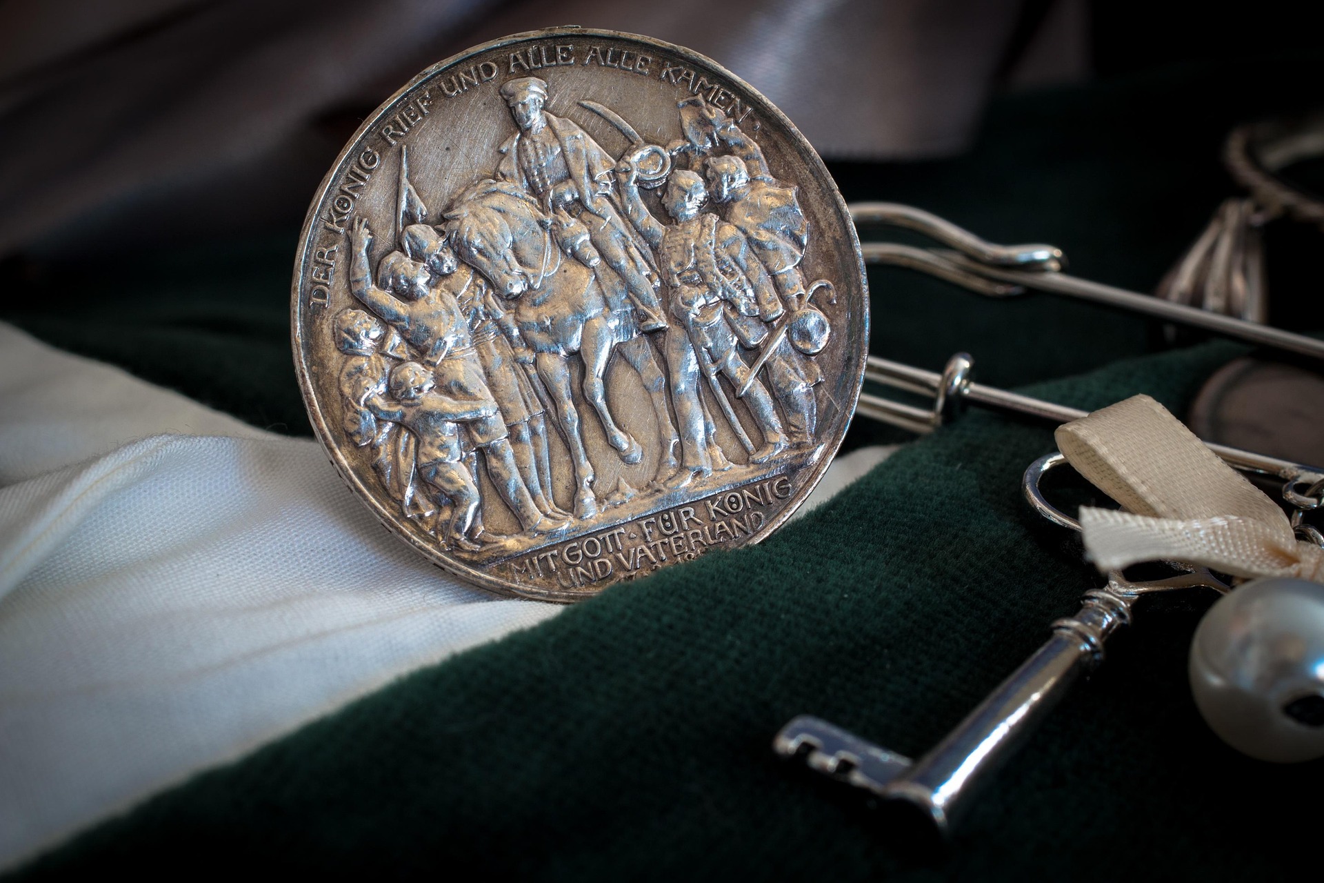 silver-coin-1404292_1920.jpg